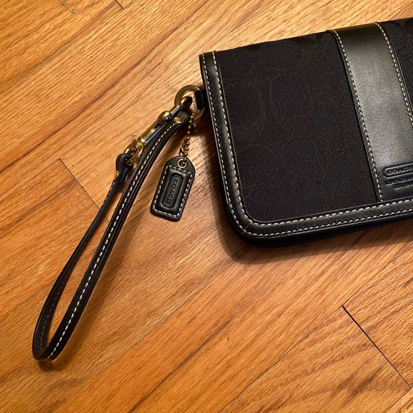 ⭐️HP⭐️🆕Coach wristlet - Picture 3 of 6